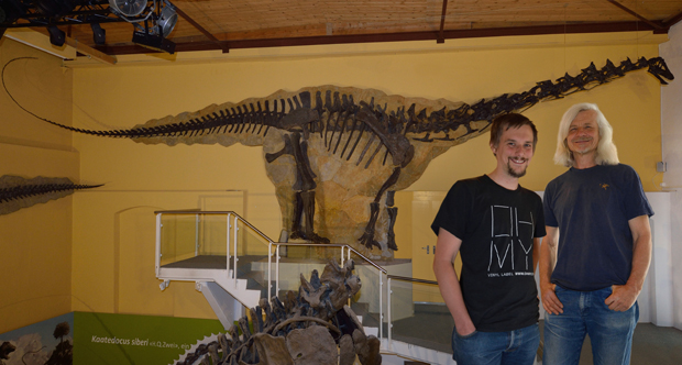 Il paleontologo Emanuel Tschopp e Ben Pabst davanti allo scheletro della nuova specie dedicata a Pabst nel Sauriermuseum Aathal - Galeamopus pabsti - copyrightUrsMoeckli