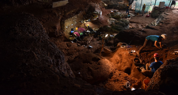 Foto attività di scavo all'interno della Grotta Romanelli