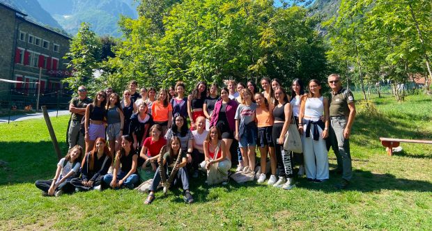 Studentesse e studenti insieme alle guardie del Parco Marittime.jpg